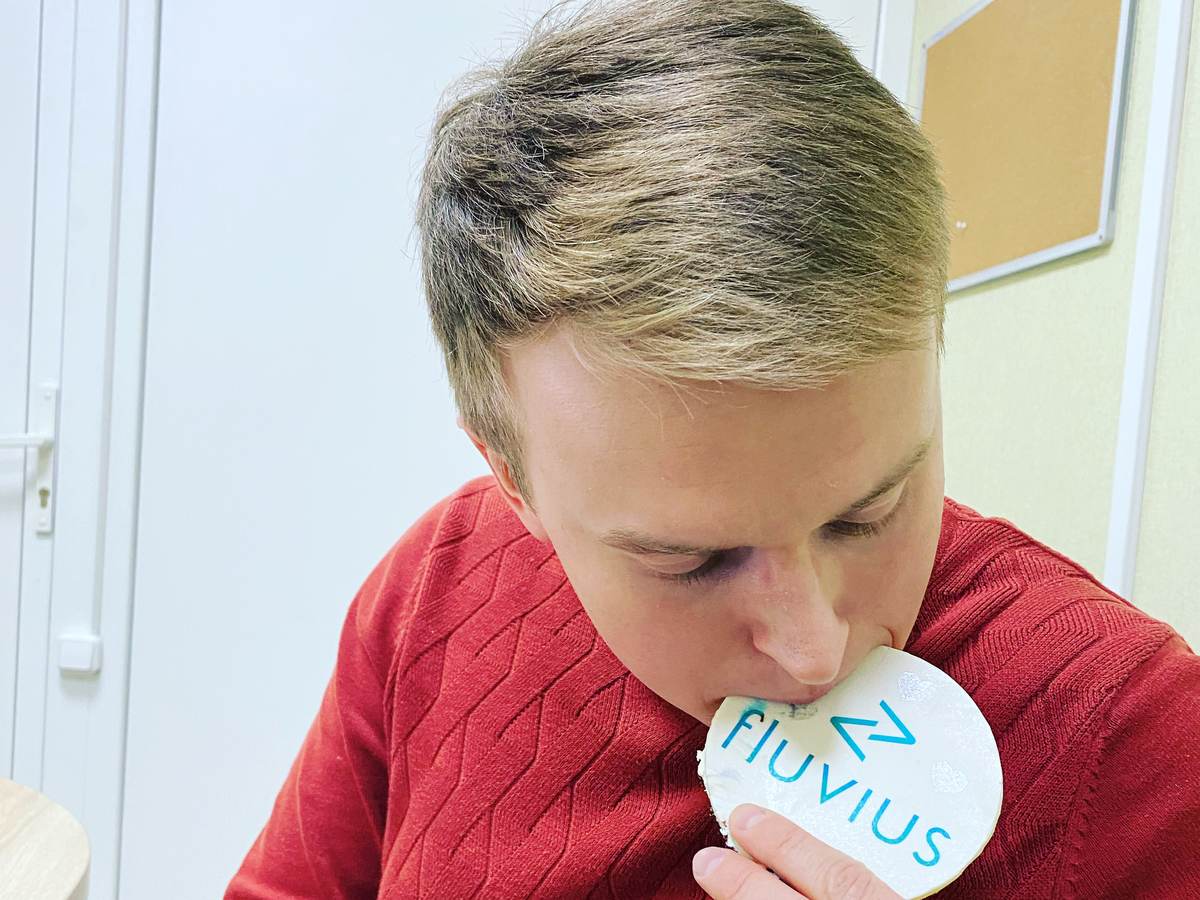 A Fluvius engineer in the company’s own office with a Fluvius-branded cupcake